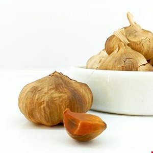 سیر سیاه درمانی (فله 1 کیلوگرم)