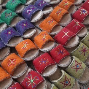 دمپایی نمدی زنانه رنگی جلو باز دور دوزی شده